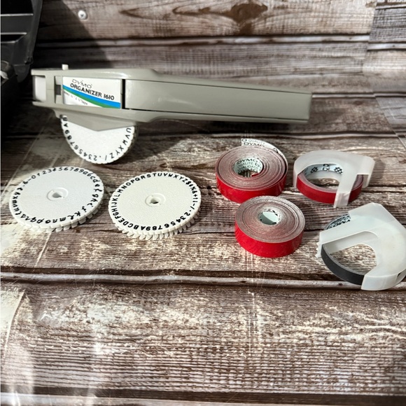 Vintage Dymo 1610 label maker with three fonts and extra tape - Picture 2 of 6